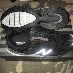 New balance 990 v5, size 9.5 extra wide.